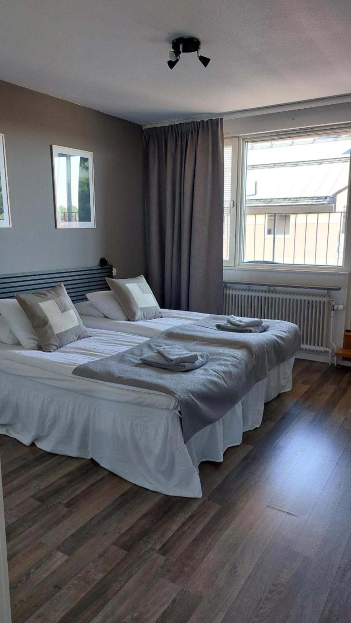 Hotel Bishops Arms Mora Bagian luar foto